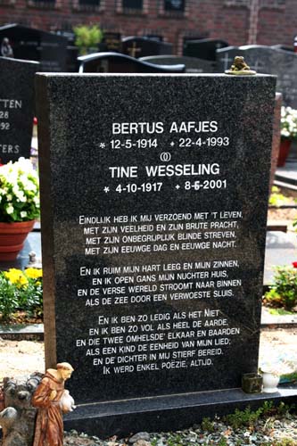 Het graf van Bertus Aafjes en zijn vrouw